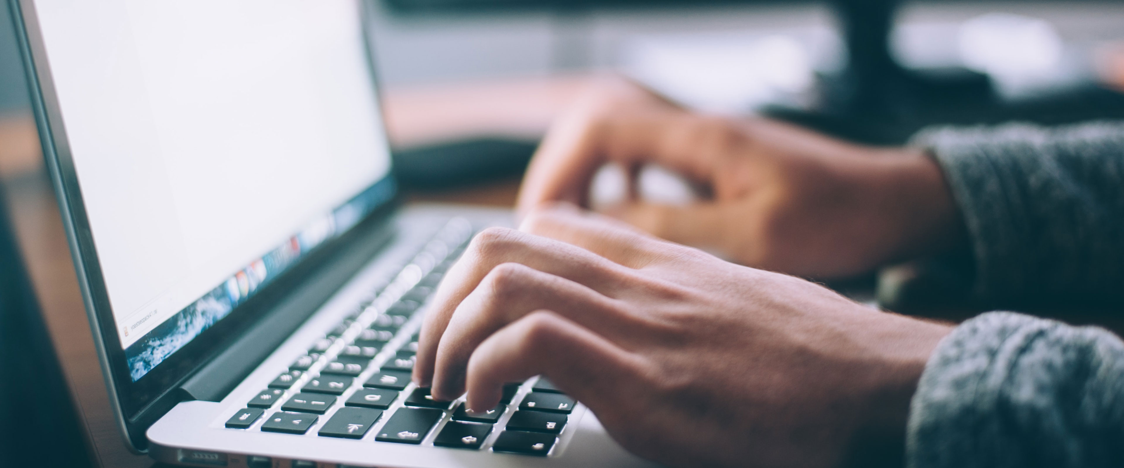 Versicherungsvermittler arbeitet am Laptop an Kundenverträgen